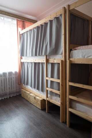 Хостелы Hostel Tower 31/18 Минск Кровать в общем 8-местном номере для мужчин и женщин-23